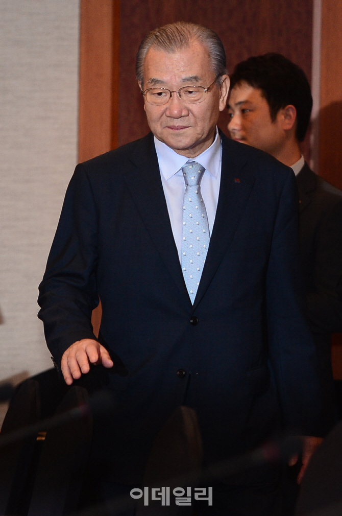 [포토]'한진해운 사태 관련 긴급 한국화주협의회' 참석하는 김인호 한국무역협회 회장
