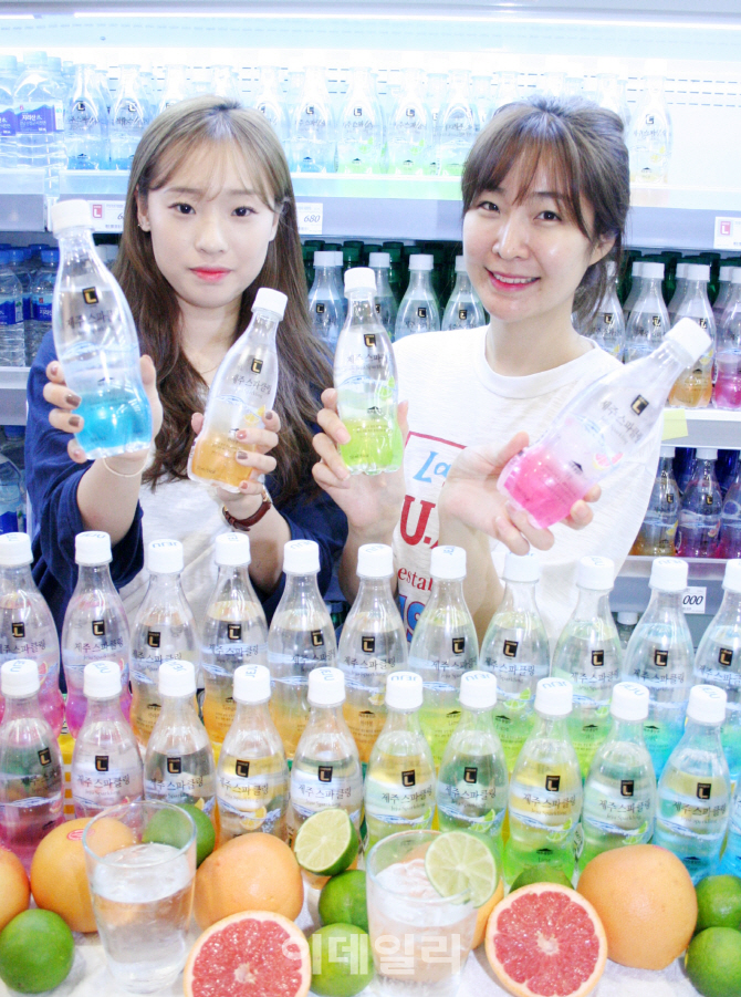 [포토] '롯데마트, 청정 제주의 용암수로 만든 프리미엄 탄산수 출시~!