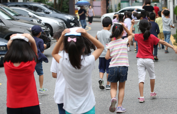 전국 흐리고 곳곳 비…서울 낮 29도