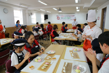 [포토]신세계면세점, 추석 맞아 '사랑의 송편' 빚어