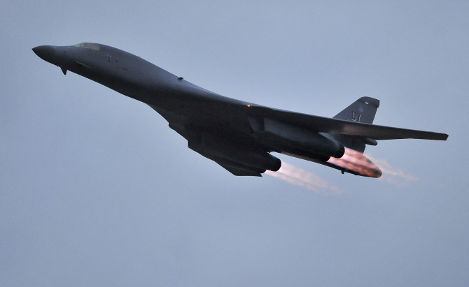 美 B-1B 폭격기, 괌 배치 이후 첫 한국 출동..대북 '무력시위'