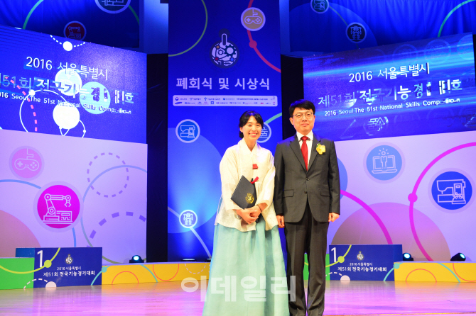 [포토]전국기능경기대회 대통령상, '한복달인' 최윤희씨