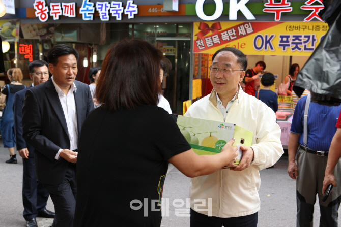 [포토]홍남기 미래부 제1차관, 추석맞이 전통시장 방문-2