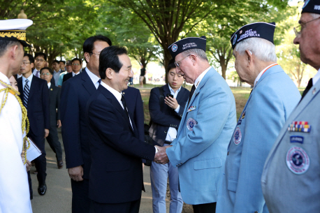 [포토]한국전 참전용사와 인사하는 정세균 의장