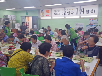 롯데마트, 독거노인 670명 초청해 무료 점심제공