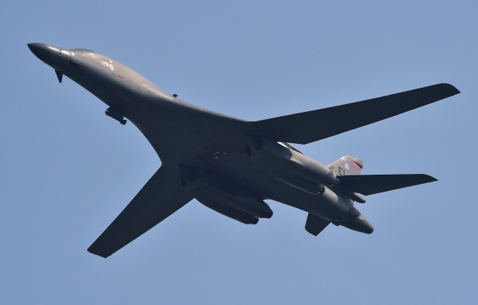  美 전략폭격기 B-1B 랜서, 오산기지 상공 저공비행                                                                                                                                                  