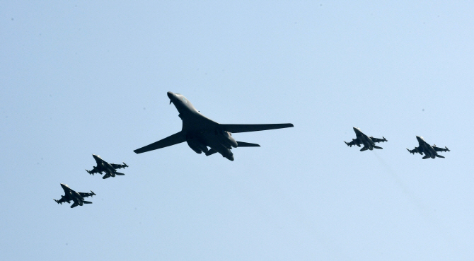 미국 전략 폭격기 B-1B, 한반도 출격                                                                                                                                                                