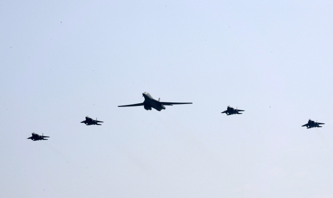 '미국 전략 폭격기 B-1B, 한반도 출격'                                                                                                                                                    