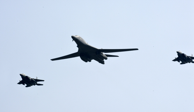 미국 전략 폭격기 B-1B, '한반도 출격'                                                                                                                                                    