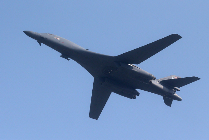 美 폭격기 'B-1B' 2대 한반도 전개                                                                                                                                                        