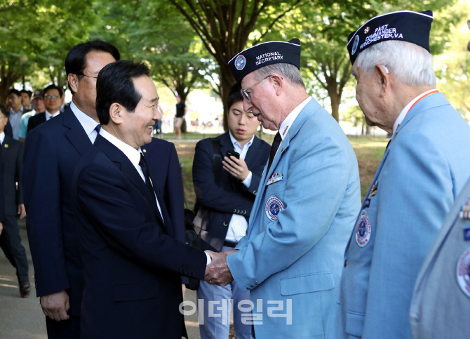 [포토]  한국전 참전용사와 인사하는 정세균 의장