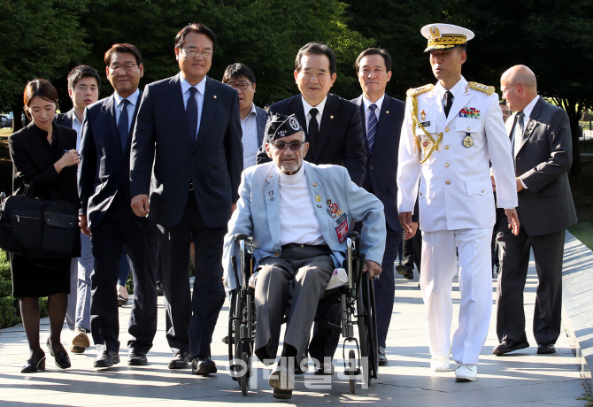 [포토]  한국전 참전용사 휠체어를 밀어주는  정세균 의장