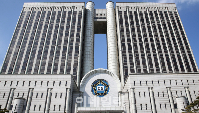 “옆 차량 문 열어 사고” vs “급출발이 원인”…법원, 쌍방과실 판결