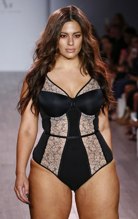 `플러스 사이즈 란제리 패션쇼`..풍만한 모델들의 매력