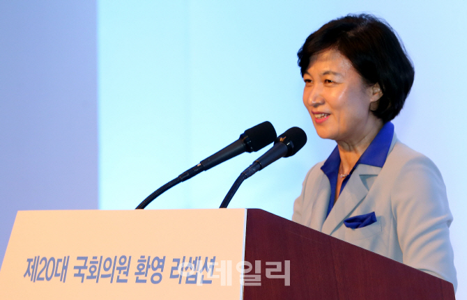 [포토]'20대 국회의원 환영리셉션'에서 인사말하는 추미애 더불어민주당 대표