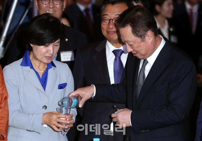 [포토]추미애 더불어민주당 대표에게 물 따라주는 박용만 대한상의 회장