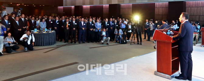[포토]'20대 국회의원 환영리셉션'에서 인사말하는 박용만 대한상의 회장