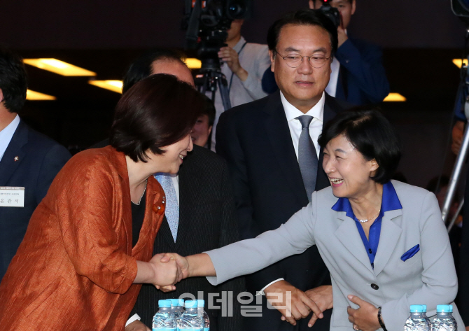 [포토]인사 나누는 심상정-추미애