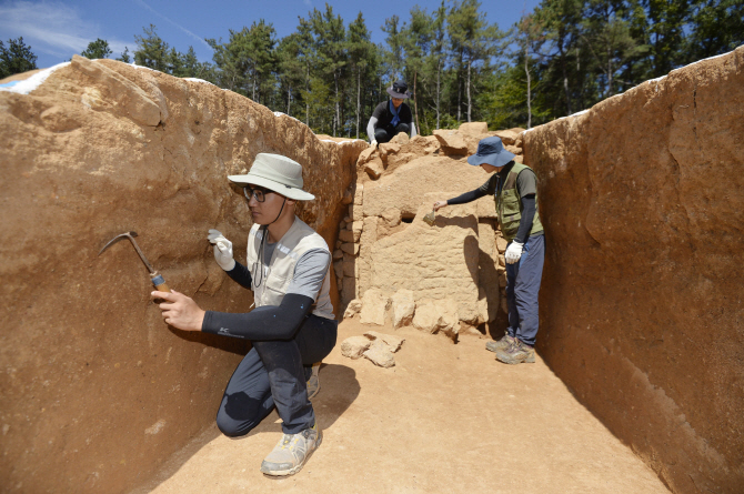 백제 왕릉급 고분발견, 발굴 작업하는 고고학 연구원들