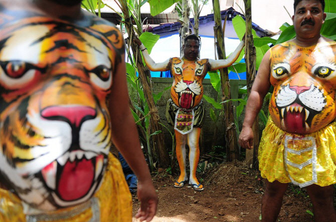인도 풀리칼리, `입을 크게 벌린 맹수들`                                                                                                                                                            