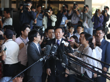  피의자 신분으로 검찰 출두한 신동빈 회장