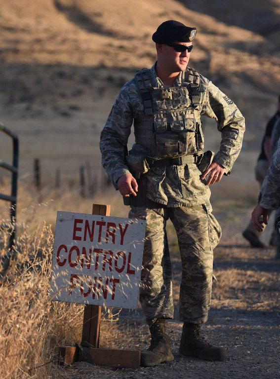  美 U-2기 추락 현장 살피는 군인                                                                                                                                                                   