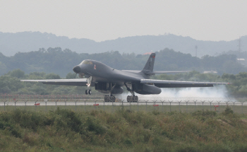 美 B-1B 오산기지 착륙…유사시 10분만에 평양 초토화