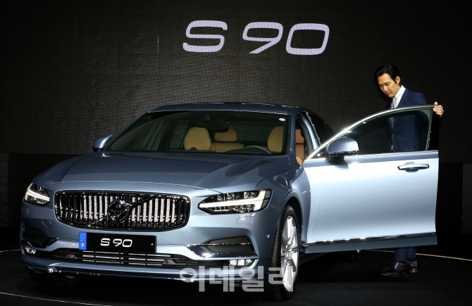 [포토]스웨디시 젠틀맨 '볼보 S90' 꼼꼼히 살펴보는 이정재