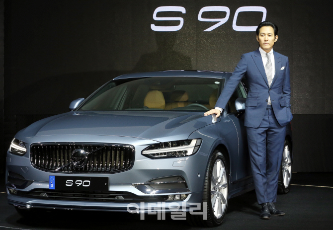 [포토]스웨디시 젠틀맨 '볼보 S90'와 배우 이정재