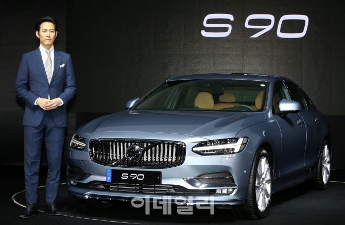 [포토]이정재, 스웨디시 젠틀맨 '볼보 S90'와 함께