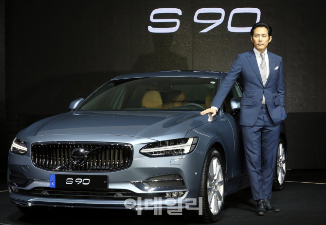 [포토]이정재가 택한 '볼보, 플래그십 세단 더 뉴 S90(The New S90)'