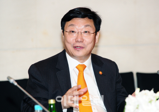 [국감]주형환 장관 "전기요금 원가연동제 검토"