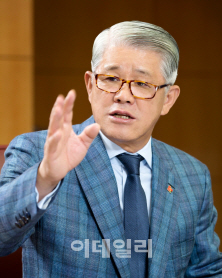 최신원 SK네트웍스 회장 "워커힐 면세점 반드시 되찾을 것"