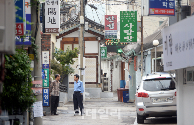 [포토]'김영란법' 시행 첫날..한산한 정부청사 앞 한정식 골목