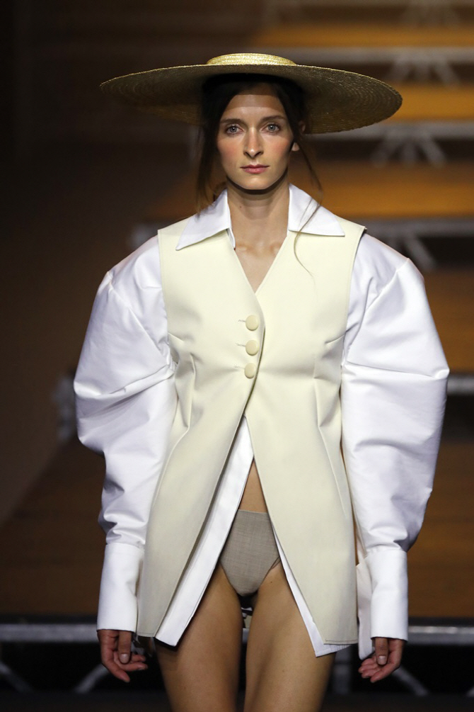 파리패션위크 자크뮈스, `바지 입는걸 잊었나요?`                                                                                                                                                    