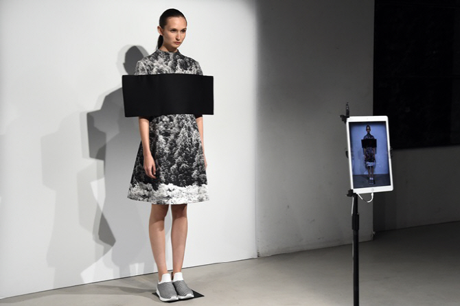 파리패션위크 안리아레이지, `자체 모자이크 처리?`                                                                                                                                                  