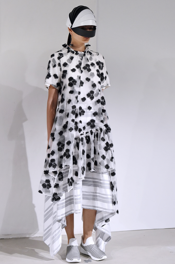 파리패션위크 안리아레이지, `예쁜 옷에 헬멧은 왜?`                                                                                                                                                 