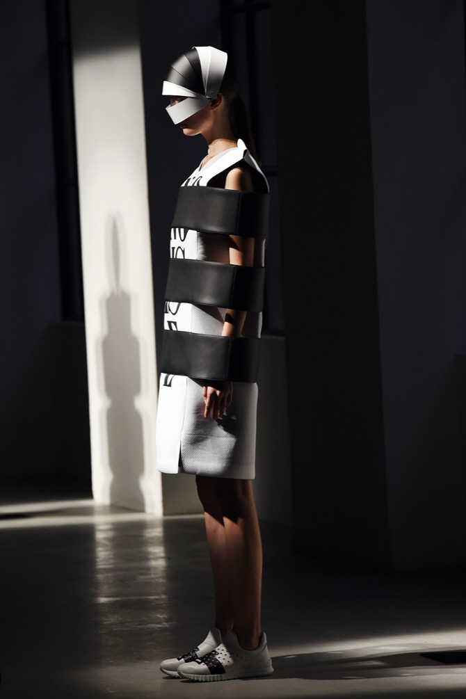 파리패션위크 안리아레이지, `밧줄로 묶인 듯`                                                                                                                                                       