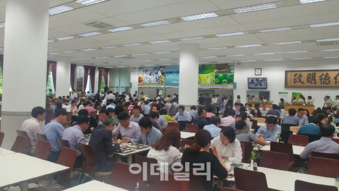 '김영란법 첫날' 고급식당 한산…구내식당·칼국수집 문전성시