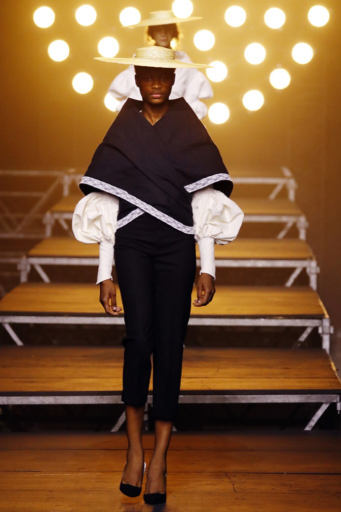 파리패션위크 자크뮈스, `의상과 모자 매치가…`                                                                                                                                                     