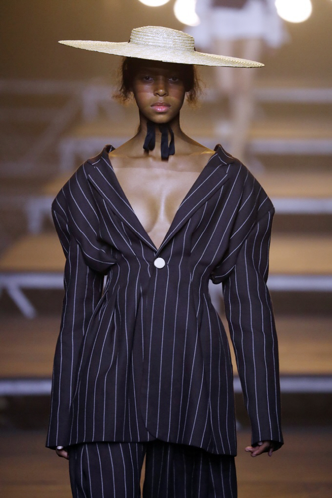 파리패션위크 자크뮈스, `아빠 옷을 빌려 입은 듯`                                                                                                                                                   