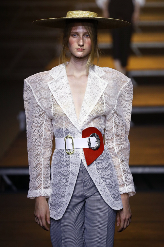 파리패션위크 자크뮈스, `시스루 재킷에 눈길`                                                                                                                                                       