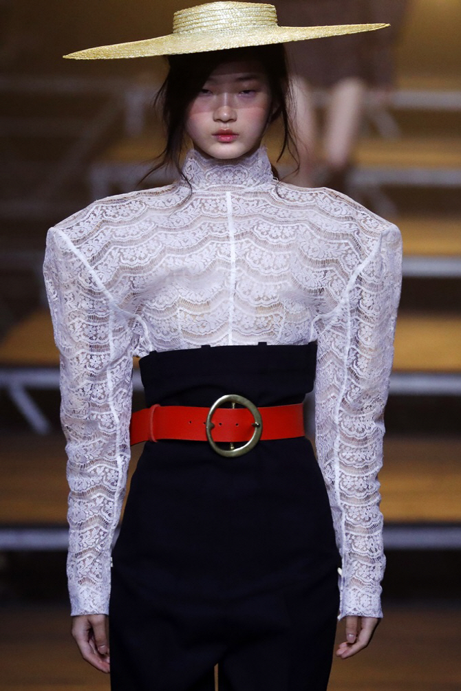 파리패션위크 자크뮈스, `파워숄더의 힘`                                                                                                                                                            