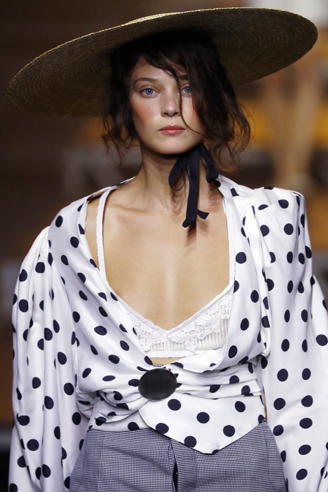 파리패션위크 자크뮈스, `옷을 바르게 입어야지`                                                                                                                                                     