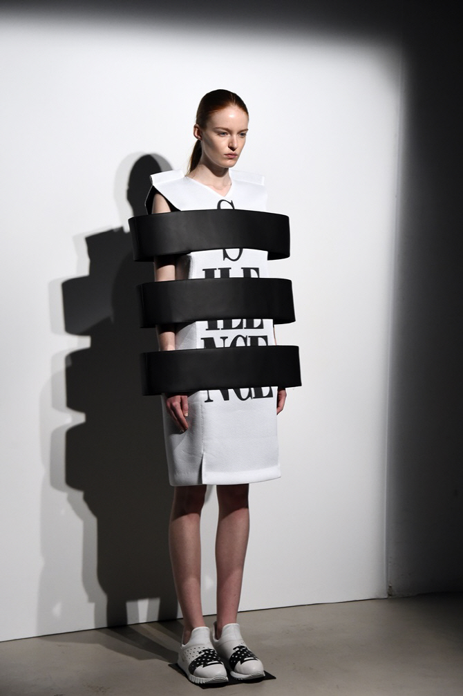 파리패션위크 안리아레이지, `고무는 왜 끼고 있는거야`                                                                                                                                              