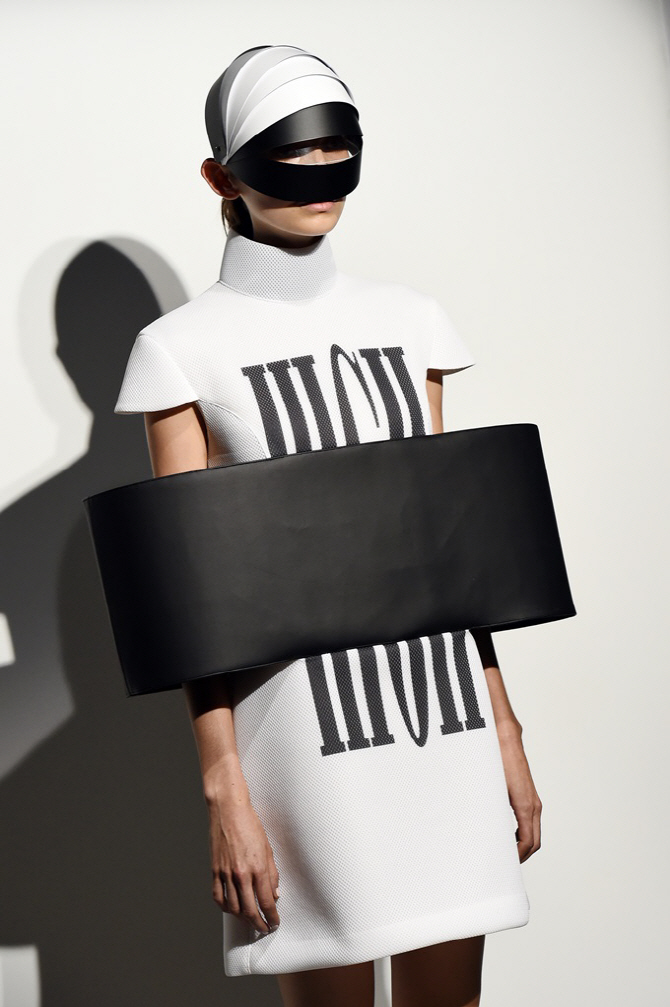 파리패션위크 안리아레이지, `묶인건 아니겠지?`                                                                                                                                                     