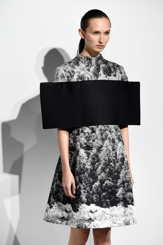 파리패션위크 안리아레이지, `가슴은 왜 가린거지…`                                                                                                                                                 