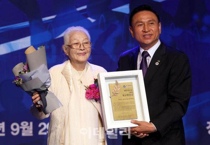 [포토]'부채춤' 창시자 김백봉, '대한민국을 빛낸 최고 명인상’ 수상