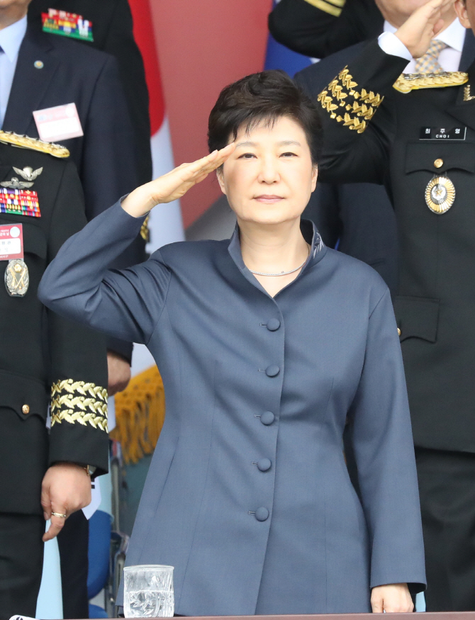 [포토] 거수경례하는 박 대통령