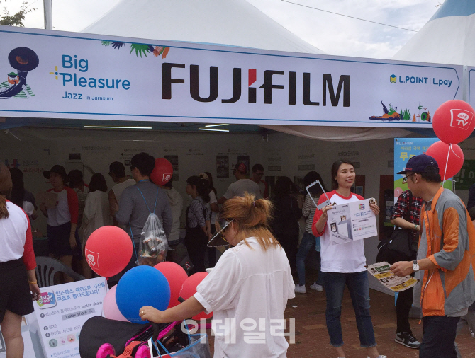 한국후지필름, `자라섬 인스탁스 체험 행사` 성황리에 마쳐